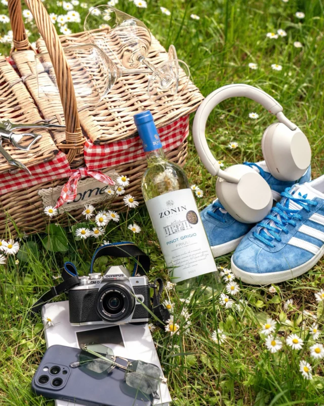 #MakeTheMoment means catching rays, sipping #ZONIN Pinot Grigio, and vibing with your people. 🍇🥂☀️

Drop your ultimate pop song for a spring full of laughs and sunshine. 🌼🎶

Our playlist is live on Spotify. Go stream it and tag your fave artist below! 🎧💬

.

#MakeTheMoment è anche rilassarsi insieme al sole, con un bicchiere di Pinot Grigio #ZONIN e gli amici intorno. 🍇🥂 

Qual è la vostra traccia pop da ascoltare in un pomeriggio primaverile pieno di risate e divertimento? 🎶 

Scaricate la nostra playlist su Spotify e taggate qui sotto il vostro artista del cuore! 

#PinotGrigioZonin #BubblesAndChill #UnWinkToTheGoodLife #Zonin #WineLovers #MadeInItaly #MakeTheMoment #DrinkQualityNotQuantity #DrinkResponsibly